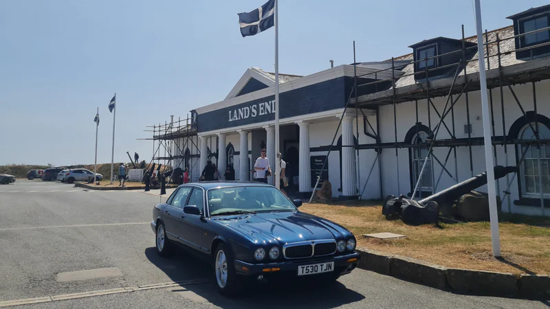 1999 Jaguar XJ8 in Wimbledon 18