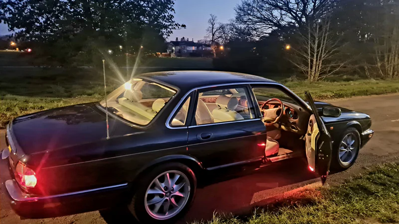 1999 Jaguar XJ8 in Wimbledon 7