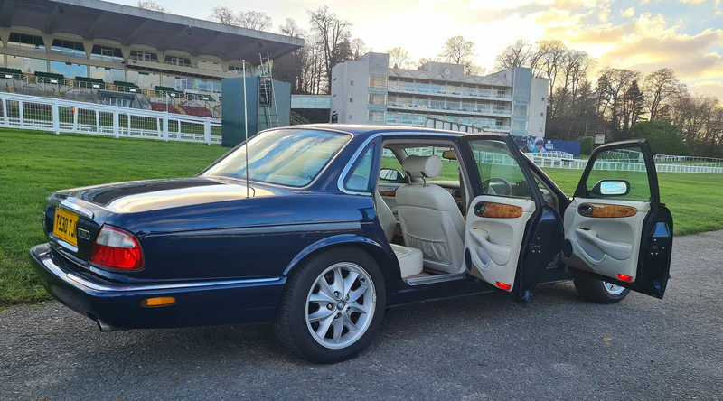 1999 Jaguar XJ8 in Wimbledon 4