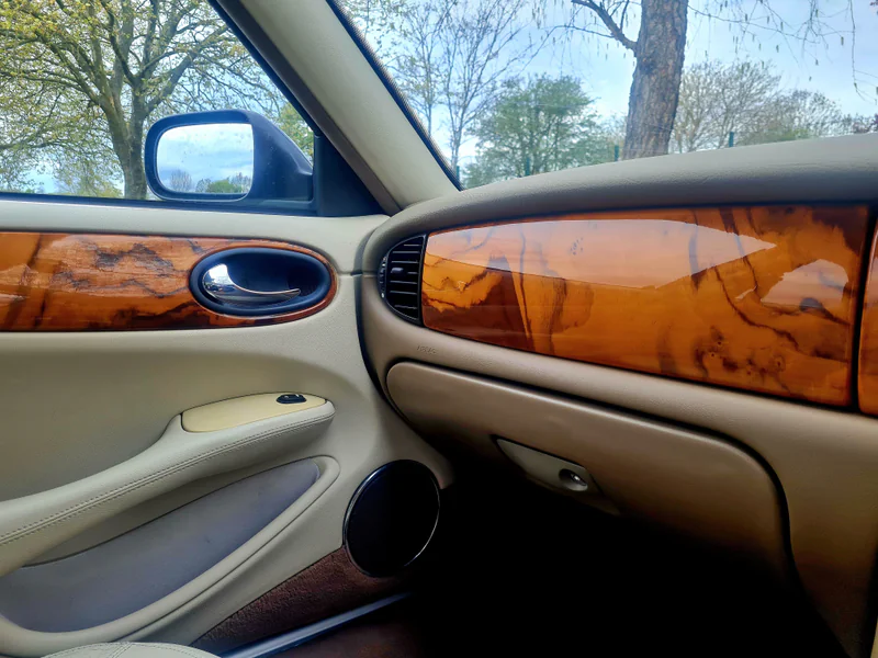 1999 Jaguar XJ8 in Wimbledon 9