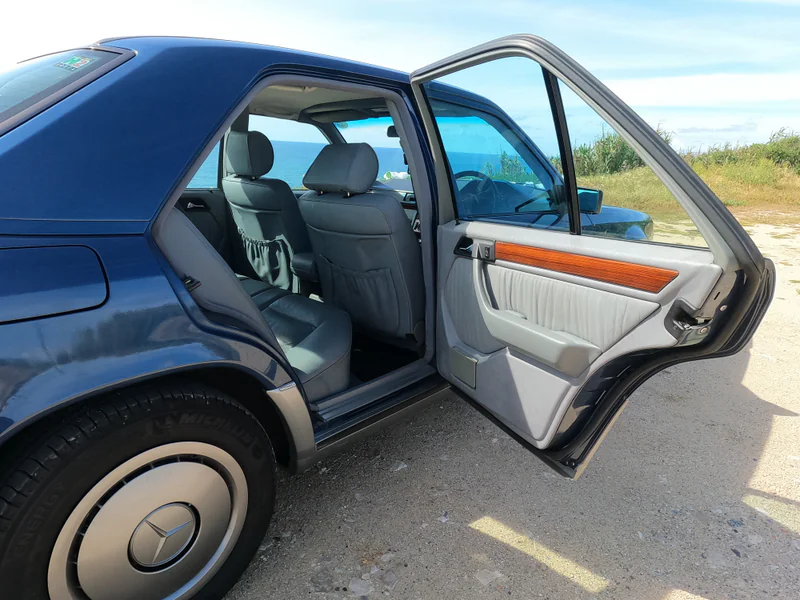 1992 Mercedes-Benz W124 in Lisboa 2