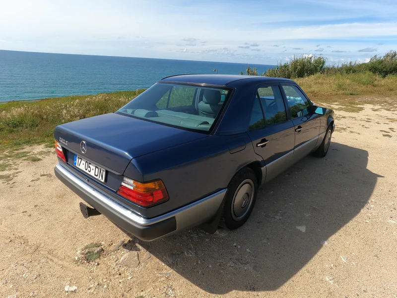 1992 Mercedes-Benz W124 in Lisboa 5