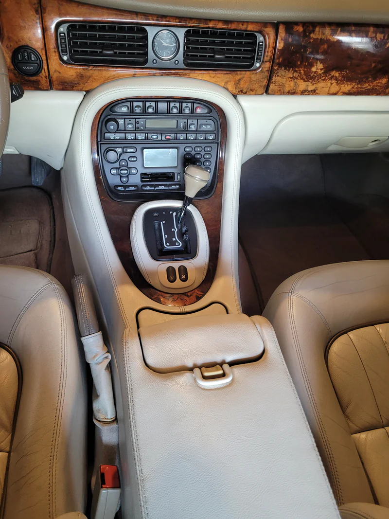 2001 Jaguar Xj8 in Ottawa 5