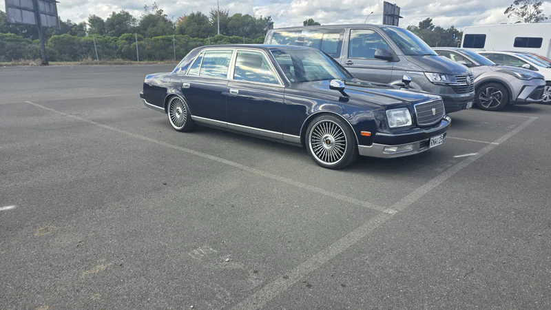 2003 Toyota Century in Thames 3