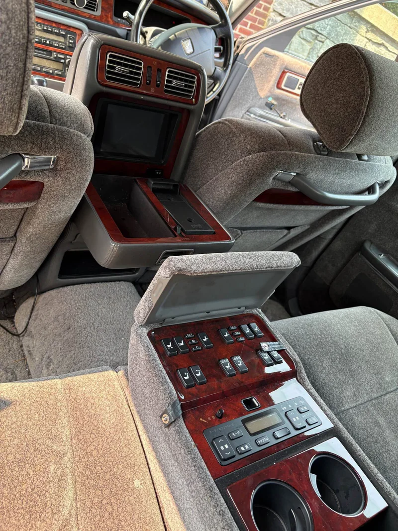 1999 Toyota Century in Thames 6