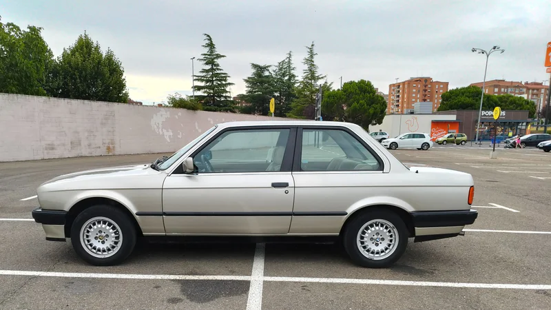 1990 BMW 320i in León