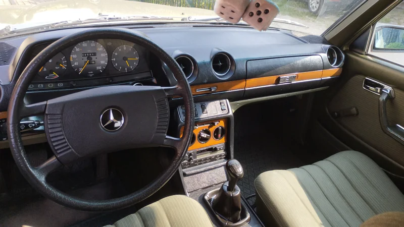 1984 Mercedes-Benz W123 230
