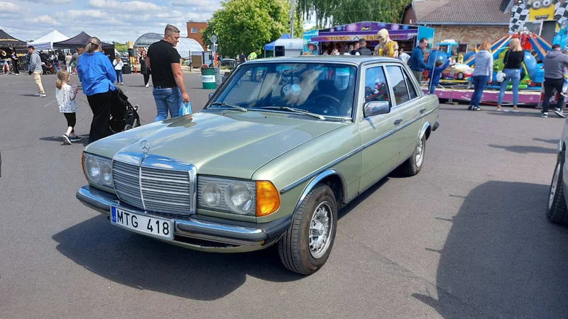 1984 Mercedes-Benz W123 230