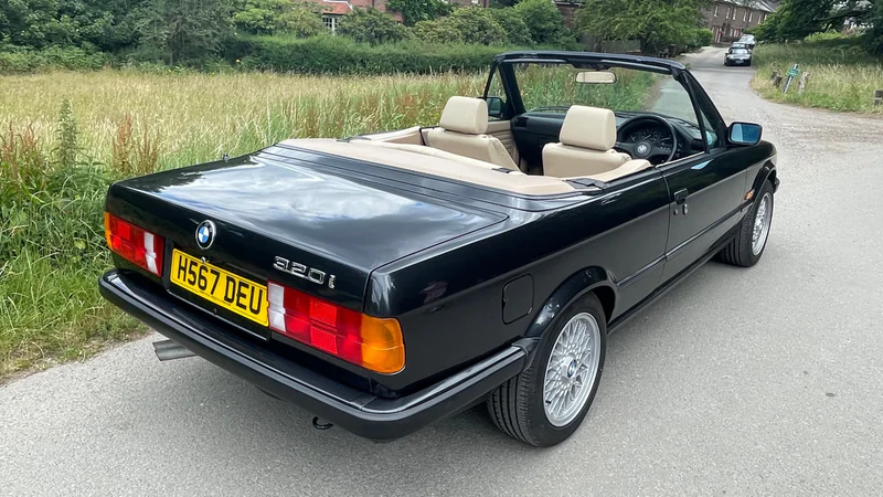1991 BMW 320i Convertible in Reigate 4