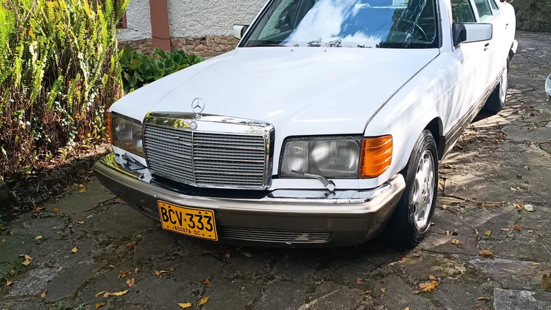 1990 Mercedes-Benz 560 in Bogotá