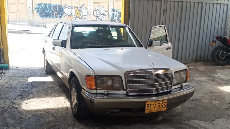 1990 Mercedes-Benz 560 in Bogotá 2