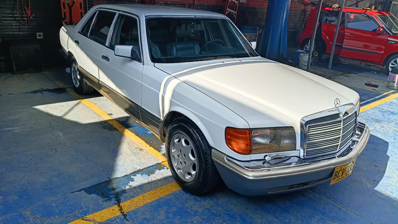 1990 Mercedes-Benz 560 in Bogotá 8