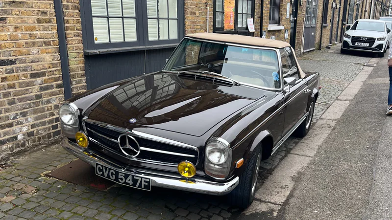 1968 Mercedes-Benz 280SL in London 2