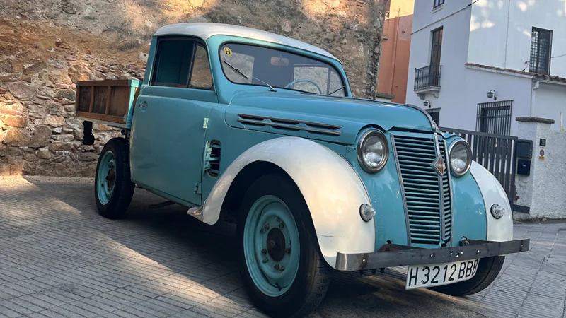 1957 Renault Juvaquatre R2101 in Vilassar de Mar 8