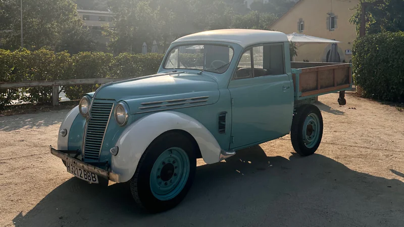 1957 Renault Juvaquatre R2101 in Vilassar de Mar 13