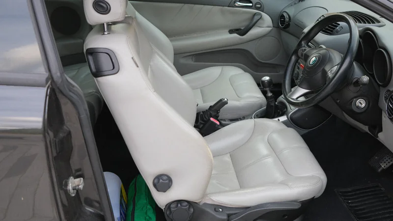 2004 Alfa Romeo GT in London 4