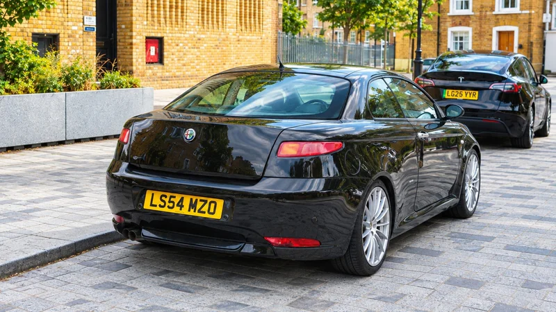 2004 Alfa Romeo GT in London 2