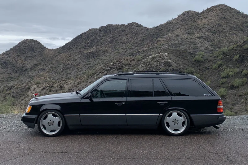 1995 Mercedes-Benz E320 Base 2