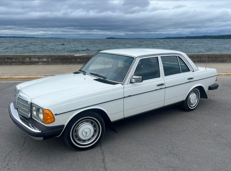 1979 Mercedes-Benz 240D Base 2