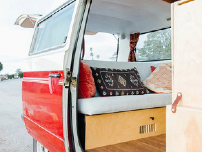 1984 Volkswagen Bus 4