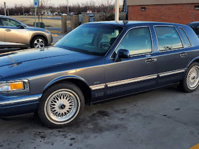 1996 Lincoln Town Car in Oklahoma City 2