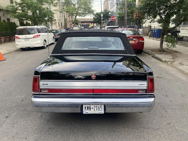 1988 Lincoln Towncar in New York 6