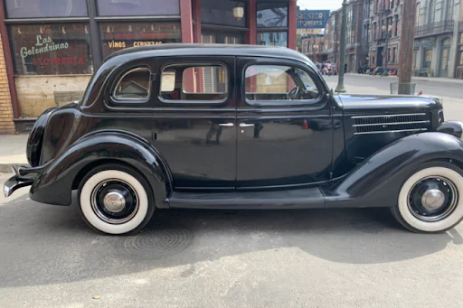 1936 Ford Deluxe sedan 3