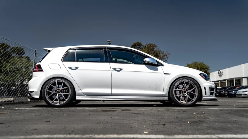 2016 Volkswagen Golf R 2