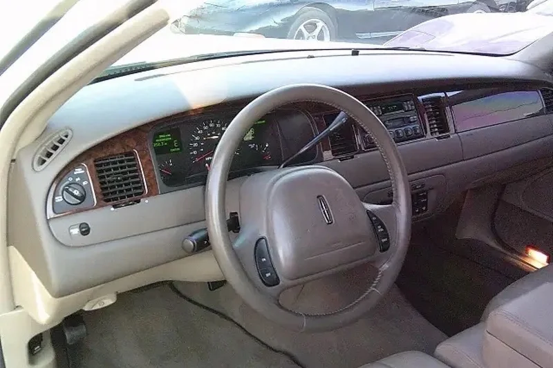 1999 Lincoln Town Car Cartier 5