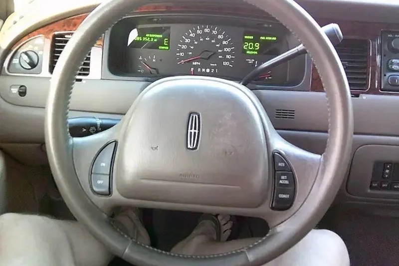 1999 Lincoln Town Car Cartier 7