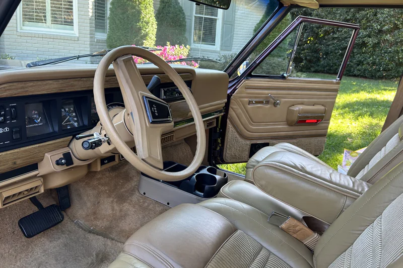 1988 Jeep Grand Wagoneer Base 11