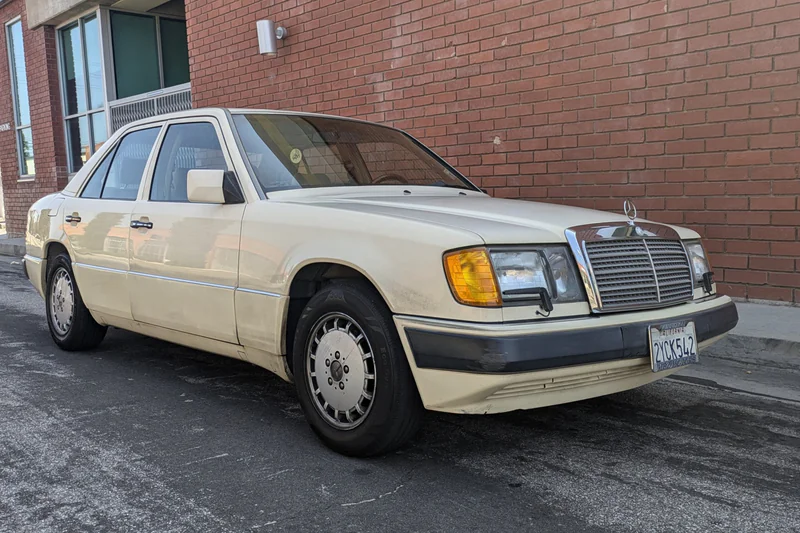1992 Mercedes-Benz 300E Base 2