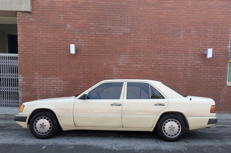 1992 Mercedes-Benz 300E Base 3