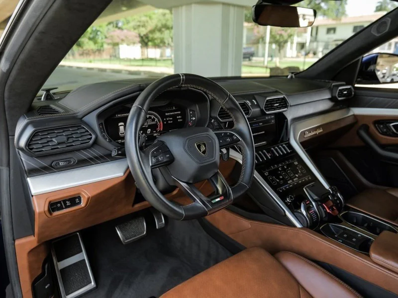 2020 Lamborghini Urus 2