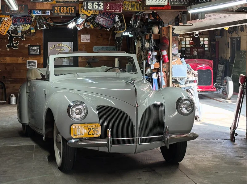 1940 Lincoln Zephyr Cabriolet 2