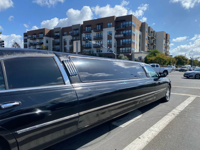 2006 Lincoln Town Car Limousine 2