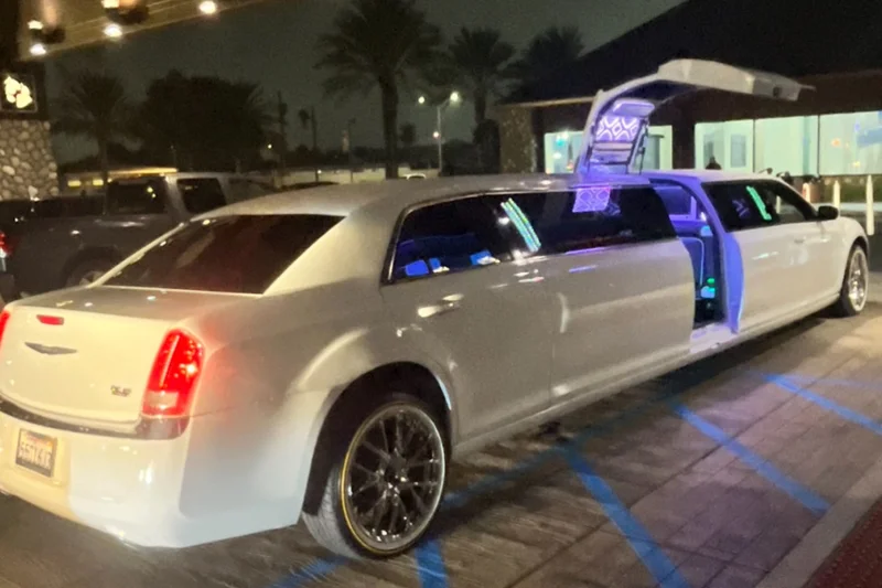 2014 Chrysler 300 limousine 4