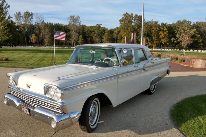 1951 Ford Fairlane Galaxie 500 Base 3