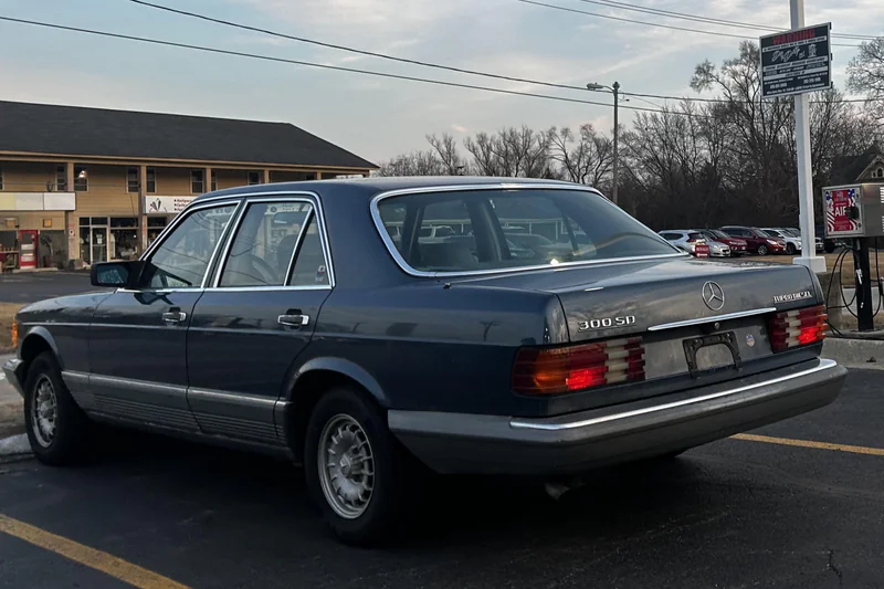 1984 Mercedes-Benz 300SD Base 2
