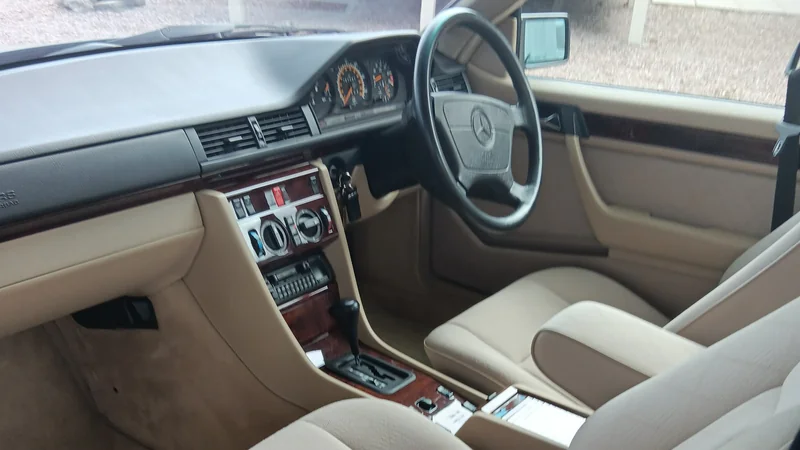 1994 Mercedes-Benz e220 in Wrexham 6