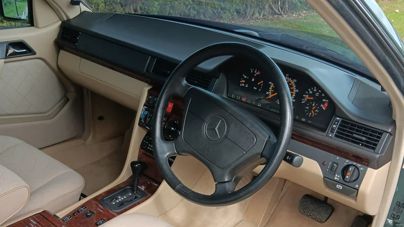 1994 Mercedes-Benz e220 in Wrexham 7