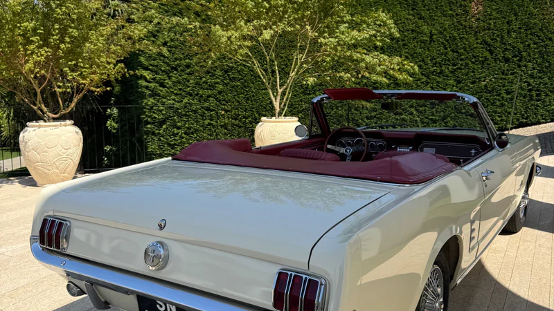 1966 Ford Mustang in Porto 5