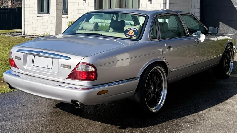 2000 Jaguar XJ8 in Cambridge 4