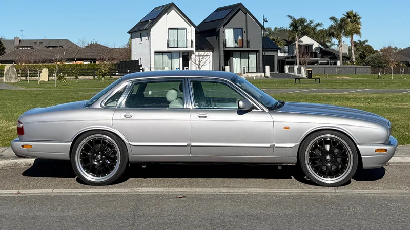 2000 Jaguar XJ8 in Cambridge 3