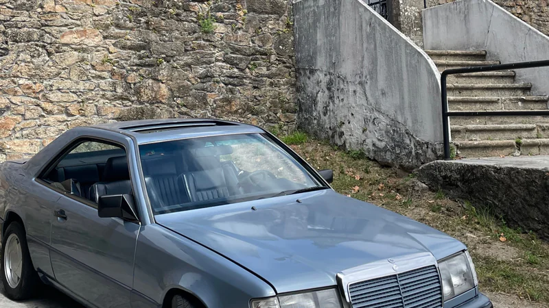 1986 Mercedes-Benz 300e W124 in A Coruña 10
