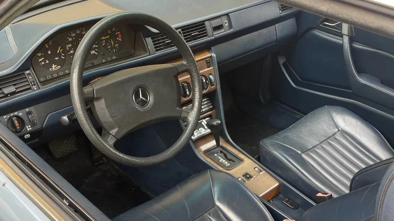 1986 Mercedes-Benz 300e W124 in A Coruña 9