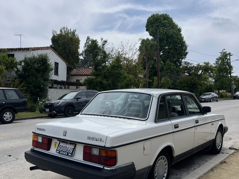 1990 Volvo 240 DL 2
