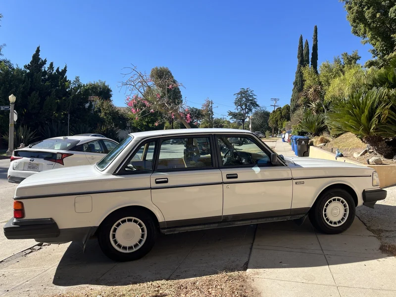 1990 Volvo 240 DL 4