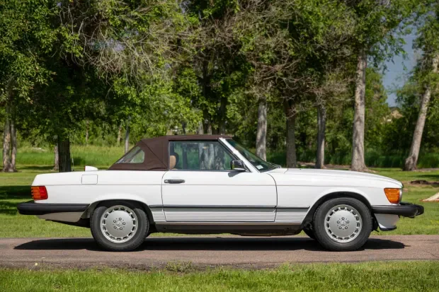 1987 Mercedes-Benz 560 SL 2