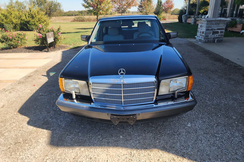 1991 Mercedes-Benz 300SE Base 2